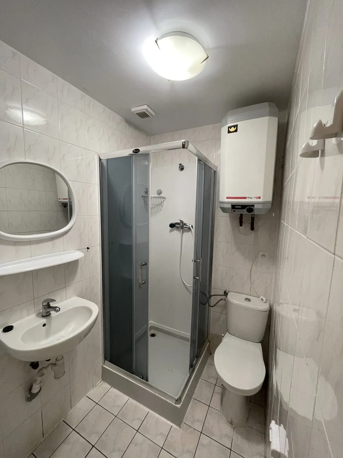 Łazienka z kabiną prysznicową, umywalką i WC